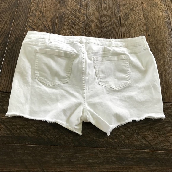 Torrid 5 Inch Vintage Stretch Mid-Rise Short White Sz 24 - Picture 5 of 7